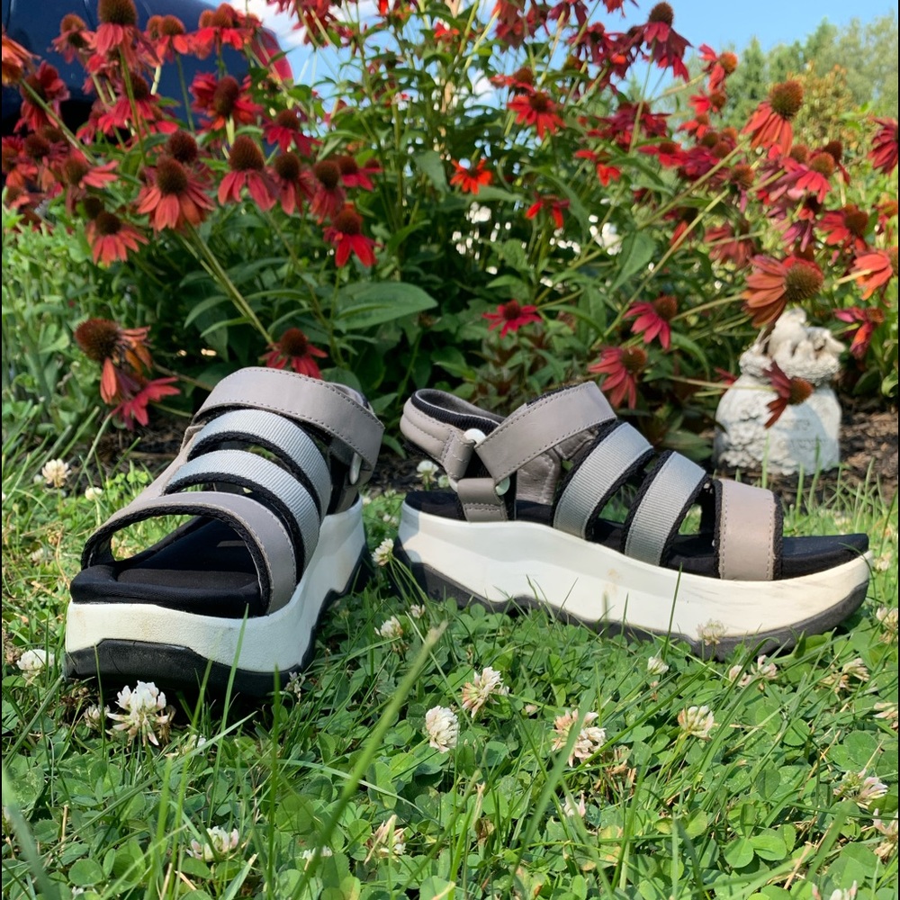 Platformed Tevas